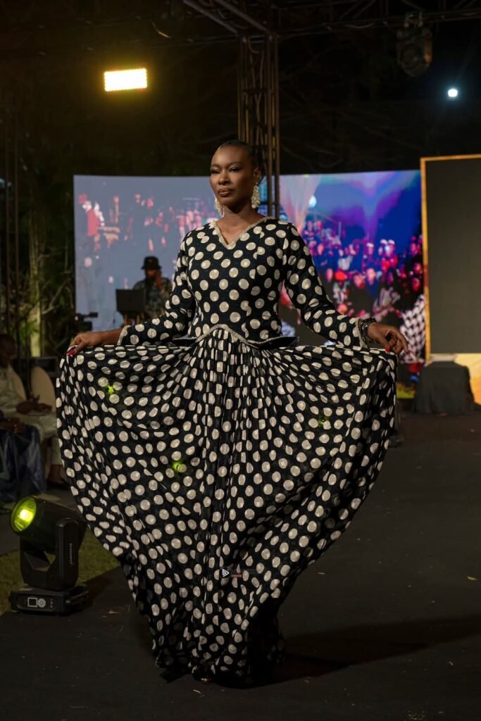 Héritage Couture célèbre un quart de siècle de succès avec un défilé glamour