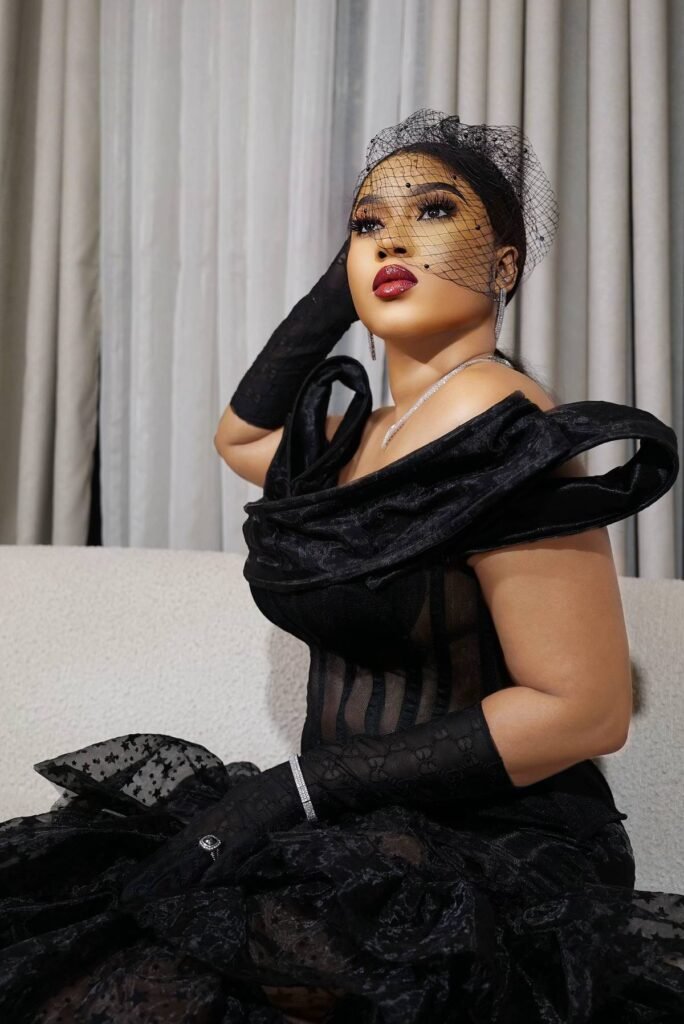 Leyla, star de Baabel, charme avec une robe noire