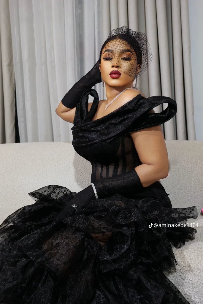 Leyla, star de Baabel, charme avec une robe noire