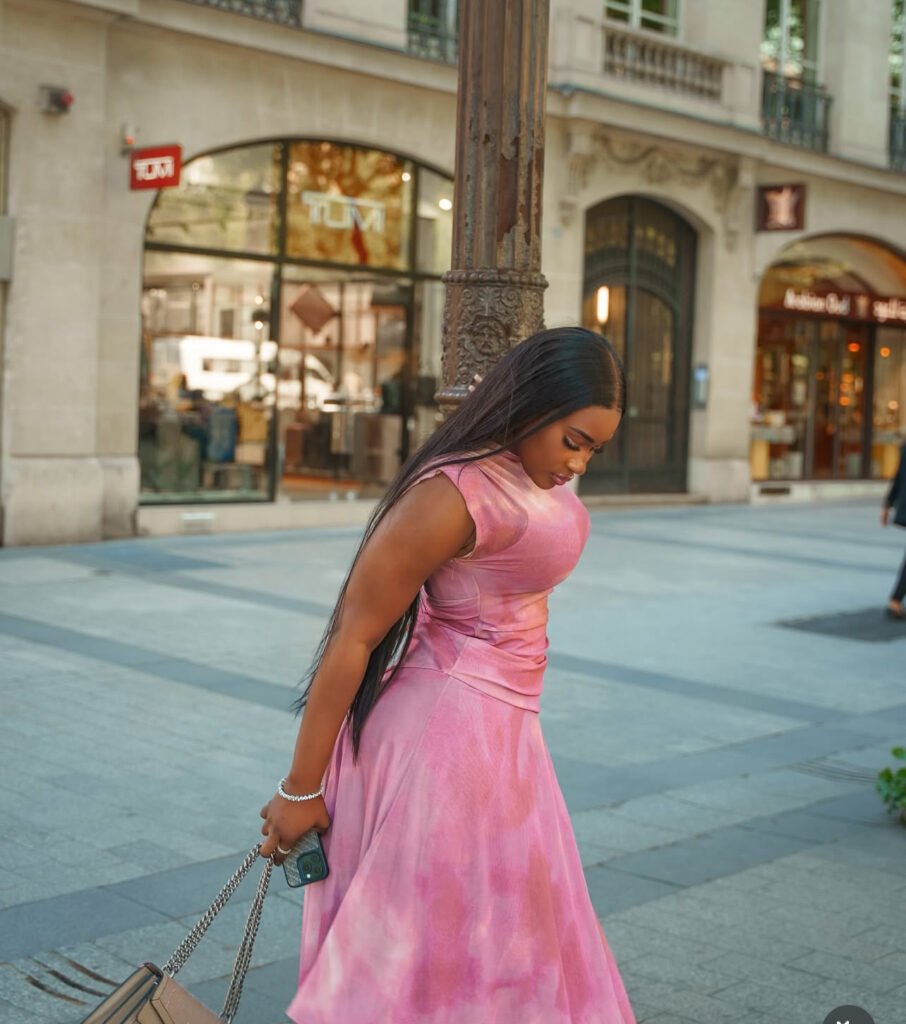 Rita Hora éblouit Paris dans une tenue glamour