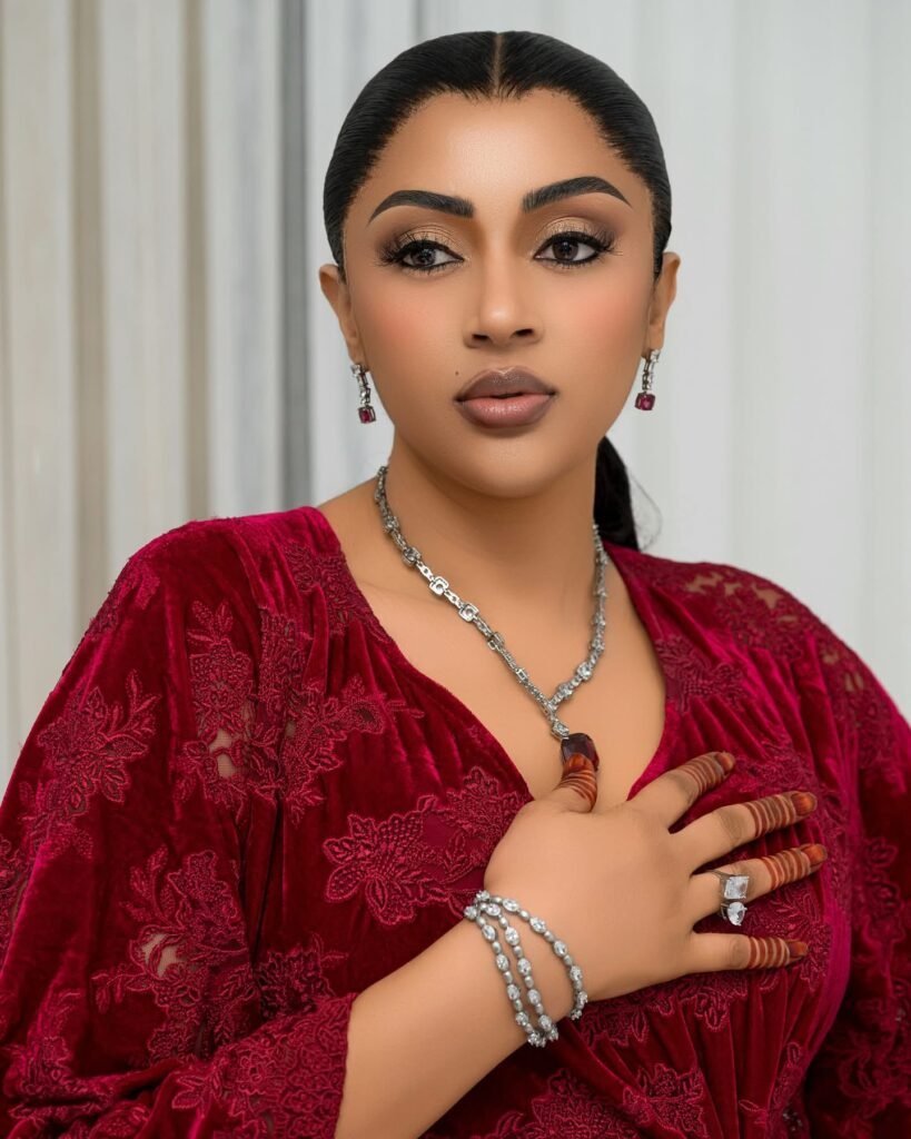 Sokhna Aidara attire tous les regards dans une élégante robe rouge