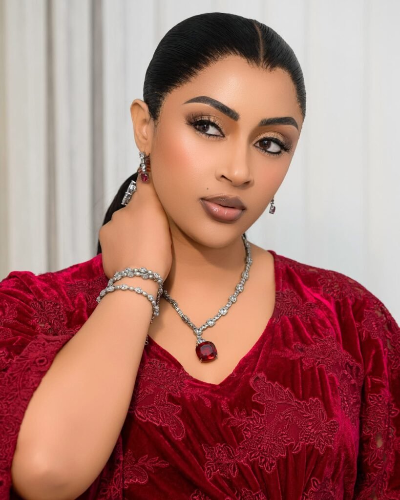 Sokhna Aidara attire tous les regards dans une élégante robe rouge