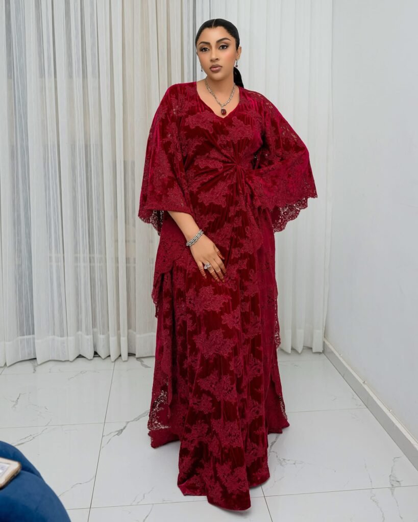 Sokhna Aidara attire tous les regards dans une élégante robe rouge
