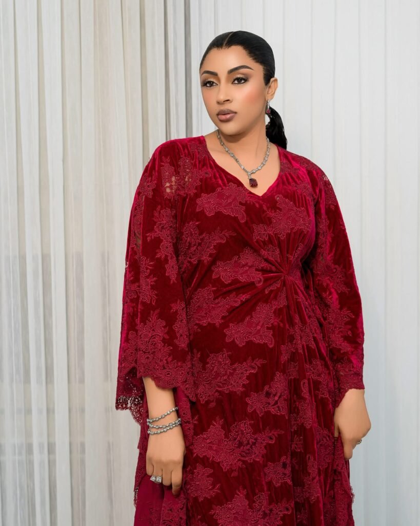 Sokhna Aidara attire tous les regards dans une élégante robe rouge