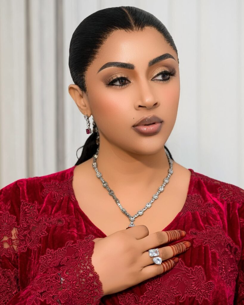 Sokhna Aidara attire tous les regards dans une élégante robe rouge