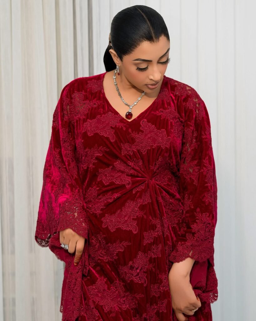 Sokhna Aidara attire tous les regards dans une élégante robe rouge