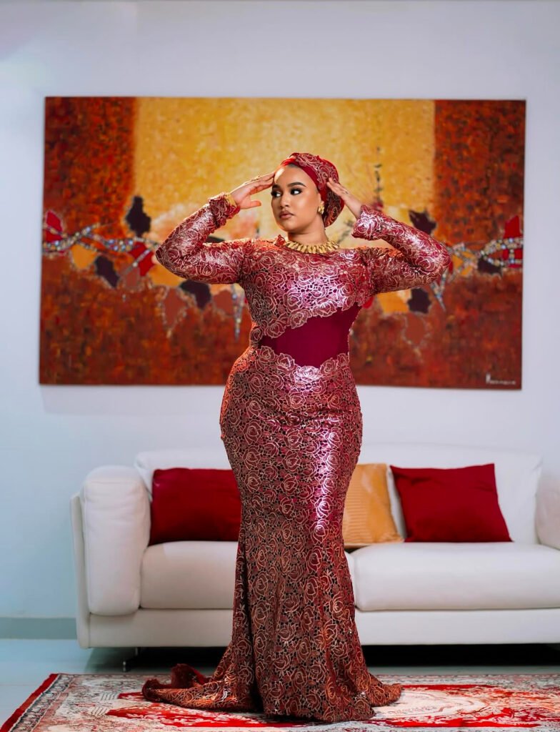 Faynara éblouit les réseaux sociaux dans une robe scintillante