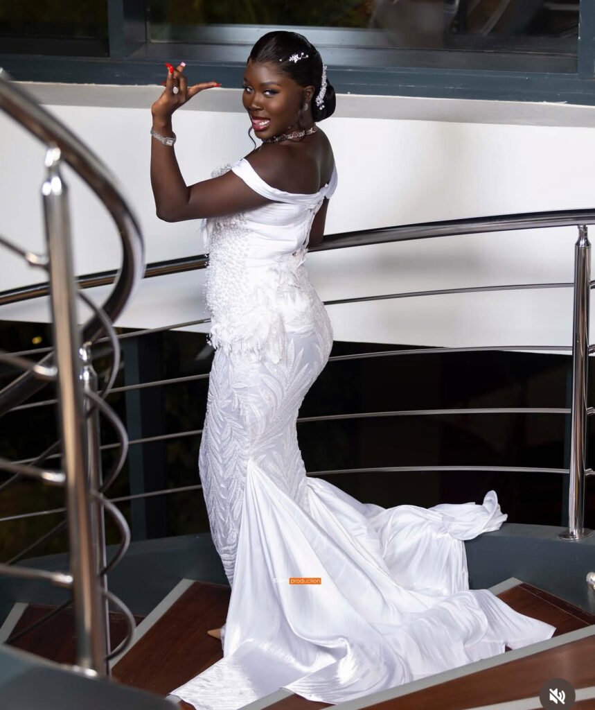 Sokhna Bator : Les photos en robe de mariée intriguent les internautes
