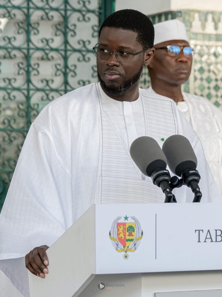 Tabaski 2025 : Diomaye en tenue blanche marquante à la grande mosquée de Dakar