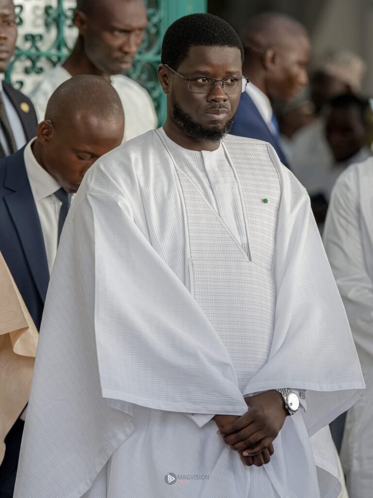 Tabaski 2025 : Diomaye en tenue blanche marquante à la grande mosquée de Dakar