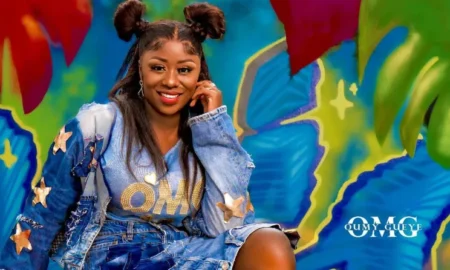 La chanteuse OMG signe chez Warner Music pour une carrière internationale